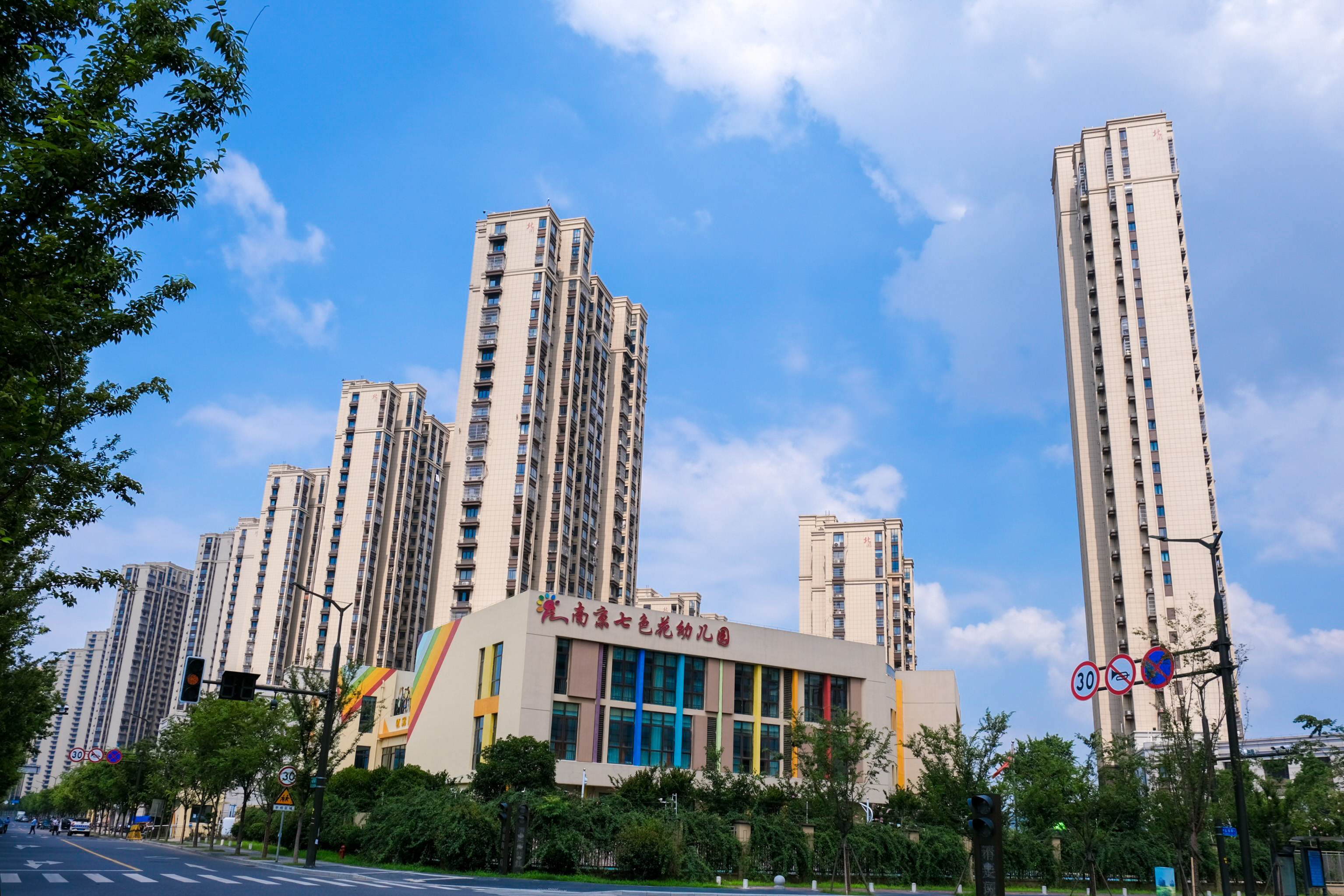 �Ͼ���ɫ���׶�԰